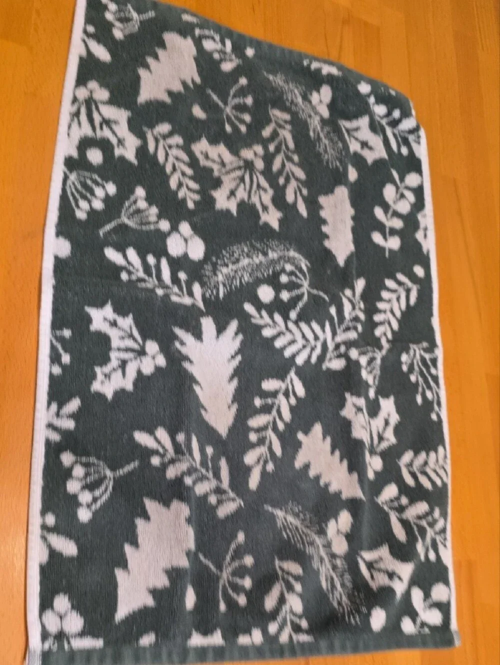 Green Leaf Pattern Hand Towel